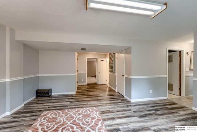 10212 V Street, Omaha, NE 68127