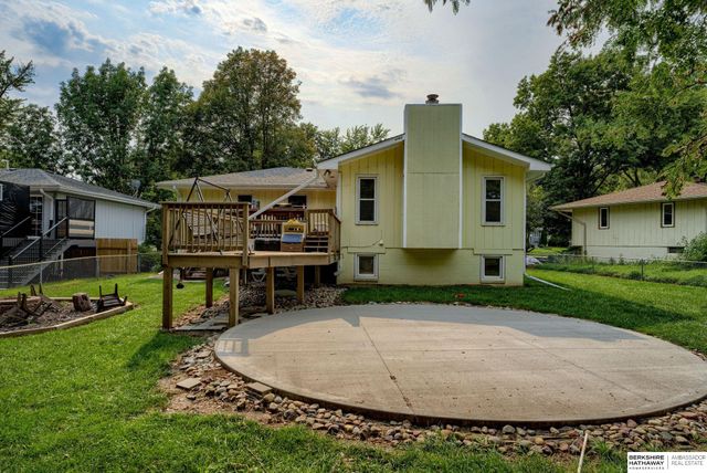 10212 V Street, Omaha, NE 68127