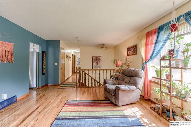 10212 V Street, Omaha, NE 68127