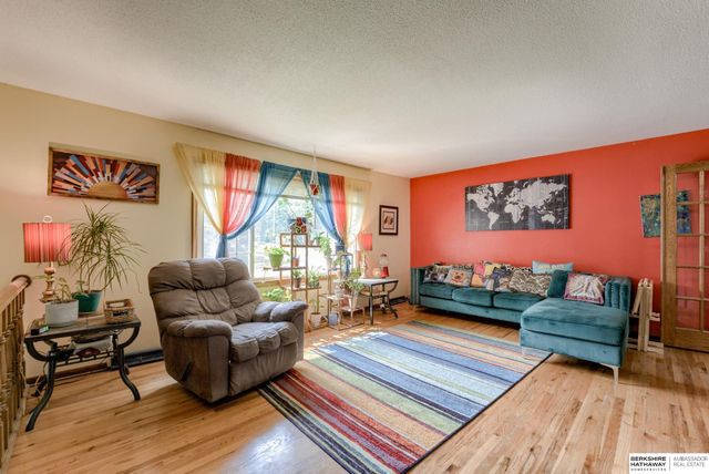 10212 V Street, Omaha, NE 68127