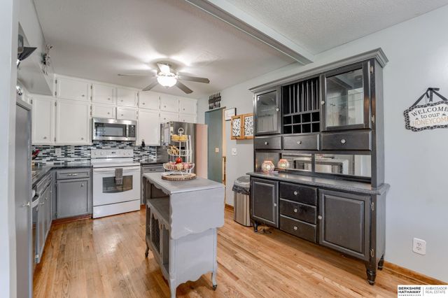 10212 V Street, Omaha, NE 68127