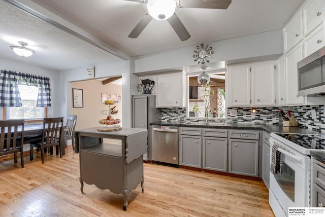 10212 V Street, Omaha, NE 68127