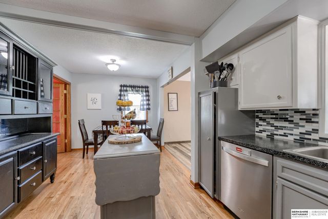 10212 V Street, Omaha, NE 68127