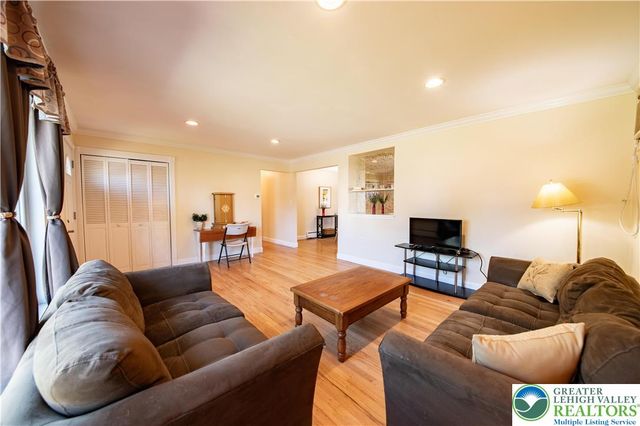 4882 Pine Grove Circle, Lower Macungie Twp, PA 18106