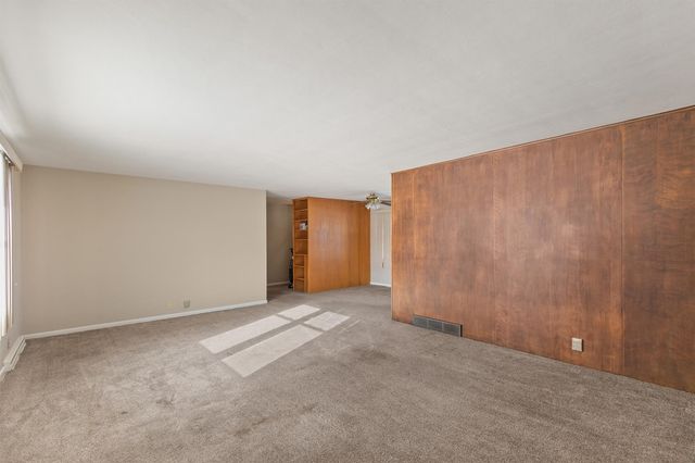 707 S 13th Avenue W, Newton, IA 50208