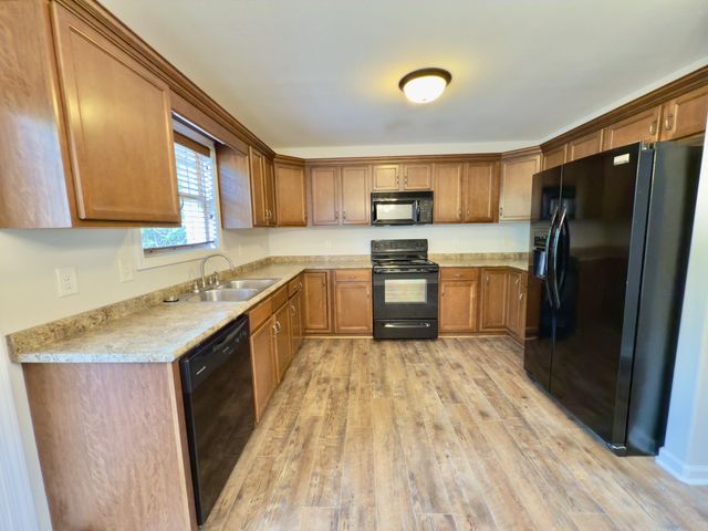 638 Hidden Valley Dr, Clarksville, TN 37040