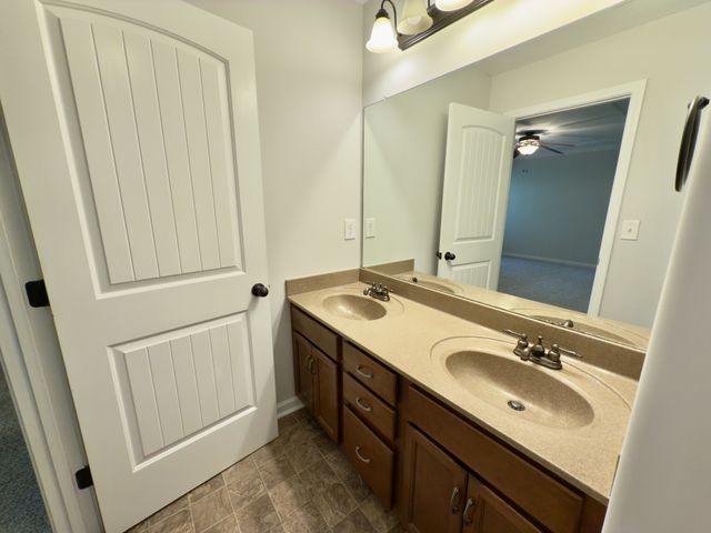 638 Hidden Valley Dr, Clarksville, TN 37040