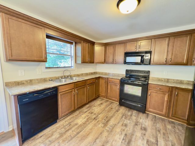 638 Hidden Valley Dr, Clarksville, TN 37040