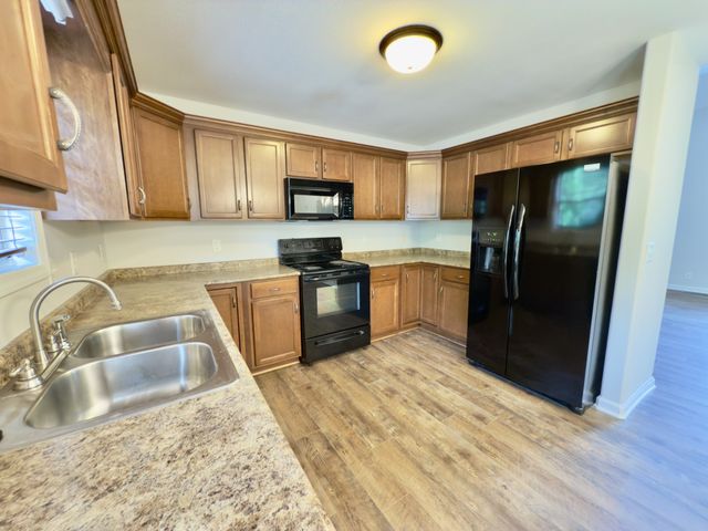 638 Hidden Valley Dr, Clarksville, TN 37040