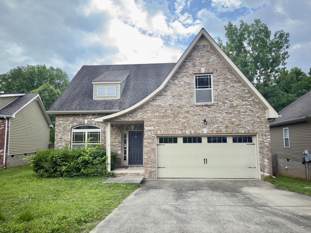 638 Hidden Valley Dr, Clarksville, TN 37040