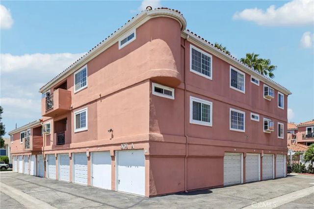 409 Utica A11, Huntington Beach, CA 92648