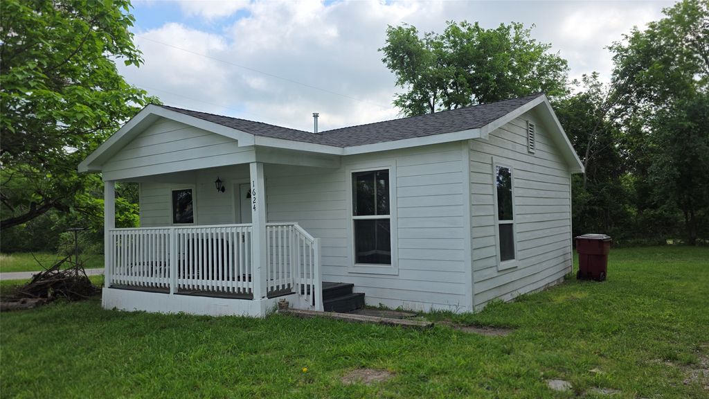 1624 Cedar Street, Bonham, TX 75418