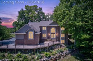 6220 Whispering Meadows Drive, White Lake Charter Township, MI 48383