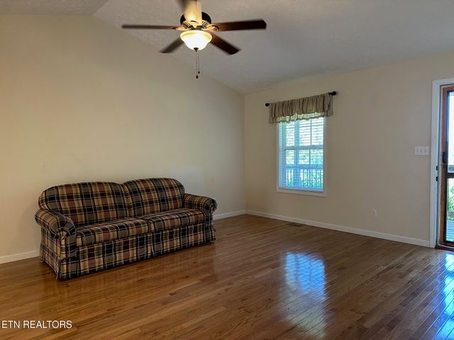 507 New Clear Branch Rd, Rocky Top, TN 37769