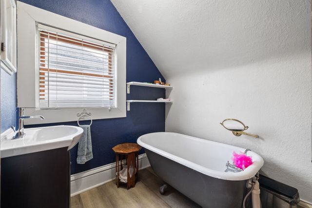 1820 E Walnut Street, Des Moines, IA 50316