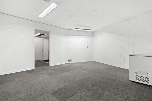 15629 W Ridge ROAD, New Berlin, WI 53151