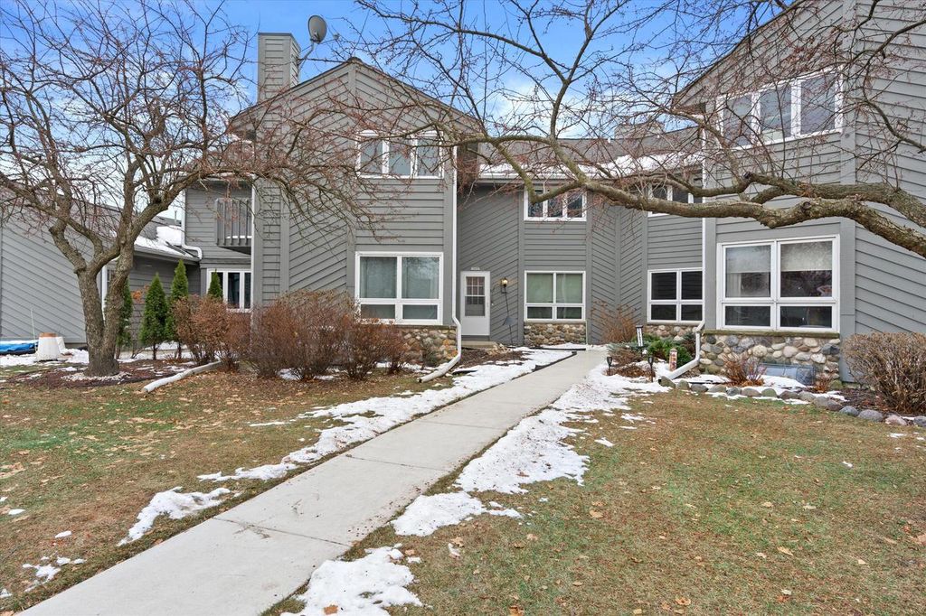 15629 W Ridge ROAD, New Berlin, WI 53151