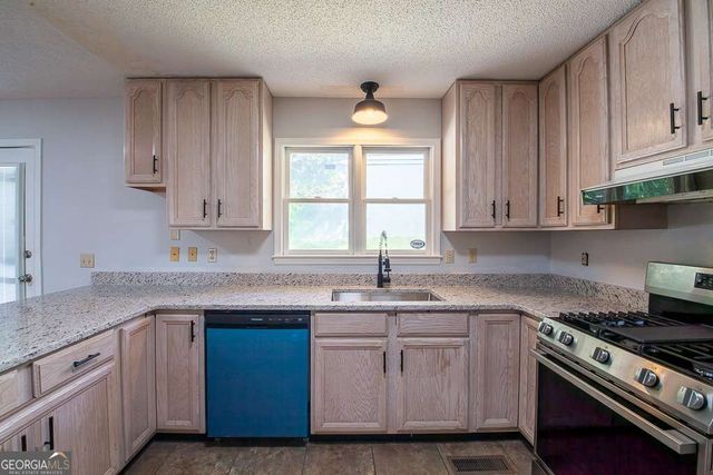 102 Lindsey Court NE, Calhoun, GA 30701