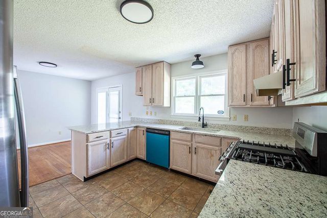 102 Lindsey Court NE, Calhoun, GA 30701