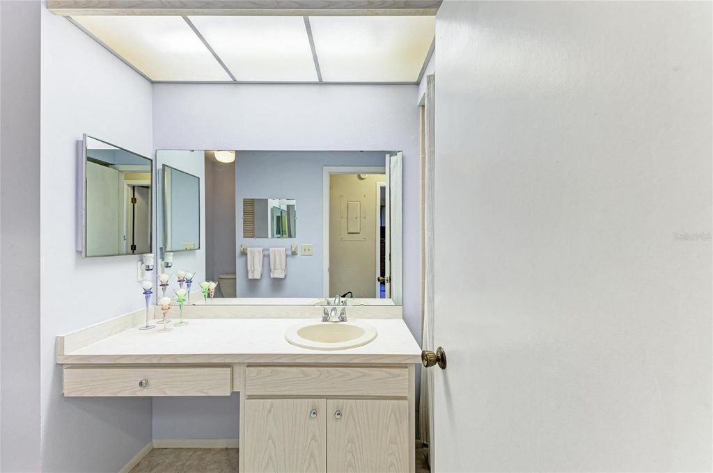 Image 39 of property listing at 3405 TALLYWOOD LANE 7130, Sarasota, FL 34237