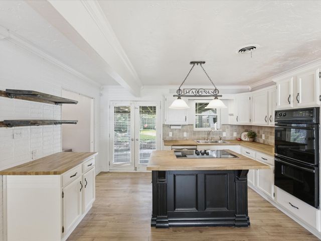 828 Billie Ruth Lane, Hurst, TX 76053