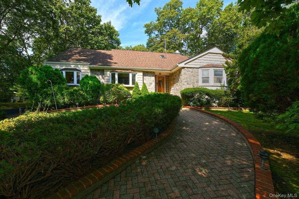 4 Village Hill Drive, Dix Hills, NY 11746 — photo 4