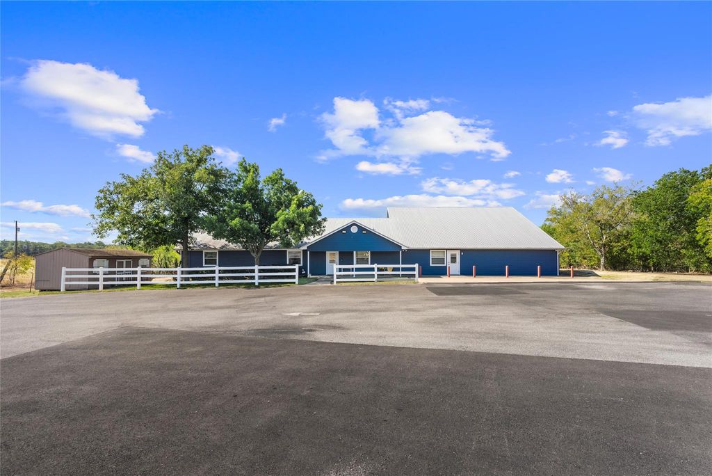 989 Old McDade RD, Elgin, TX 78621