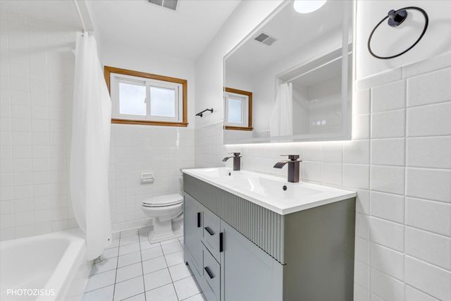 7408 W Argyle Street, Harwood Heights, IL 60706