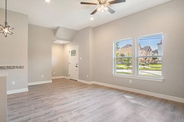 5262 Ella Boulevard 100A, Houston, TX 77018