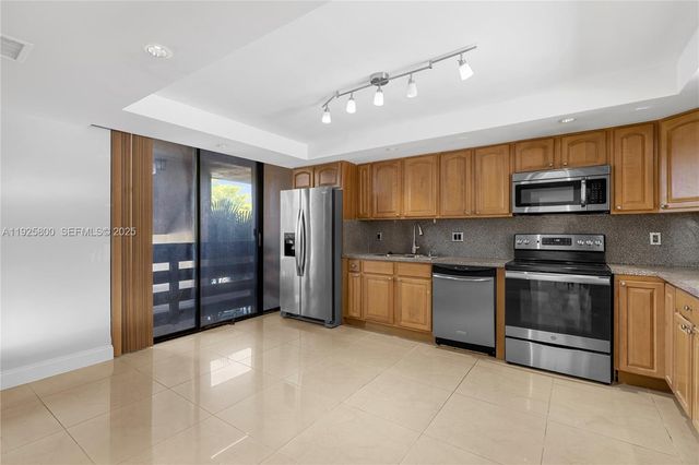 120 SW 96th Ter 204, Plantation, FL 33324