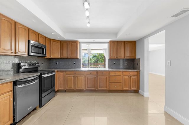 120 SW 96th Ter 204, Plantation, FL 33324