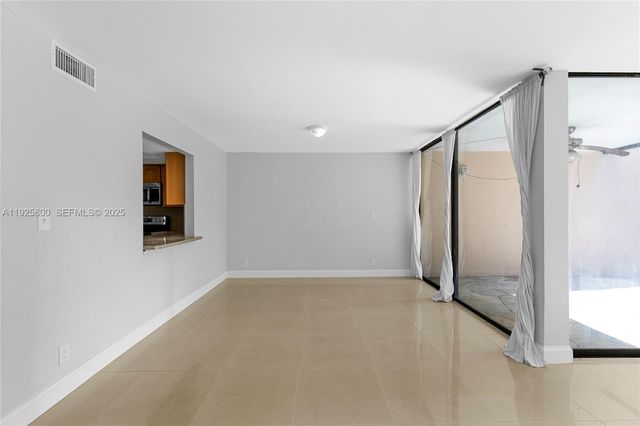 120 SW 96th Ter 204, Plantation, FL 33324