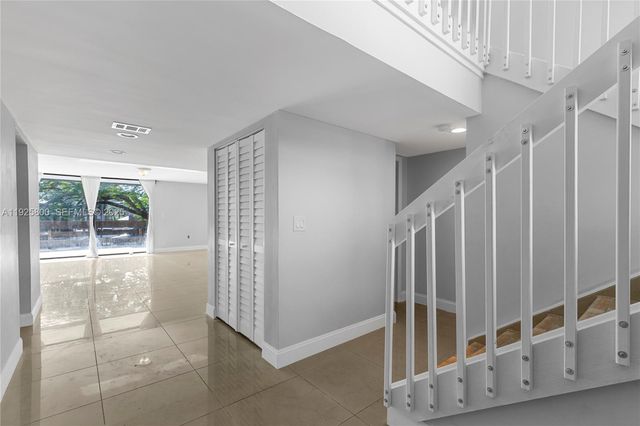 120 SW 96th Ter 204, Plantation, FL 33324