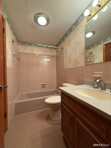 77 Winthrop Road, Manchester, CT 06040