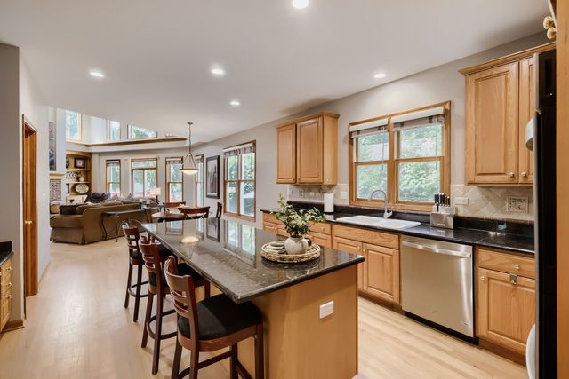 376 Amy Court, Glen Ellyn, IL 60137