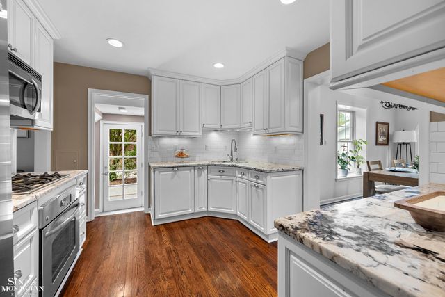 962 Lincoln Road, Grosse Pointe, MI 48230