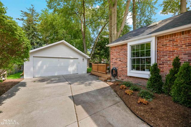 962 Lincoln Road, Grosse Pointe, MI 48230