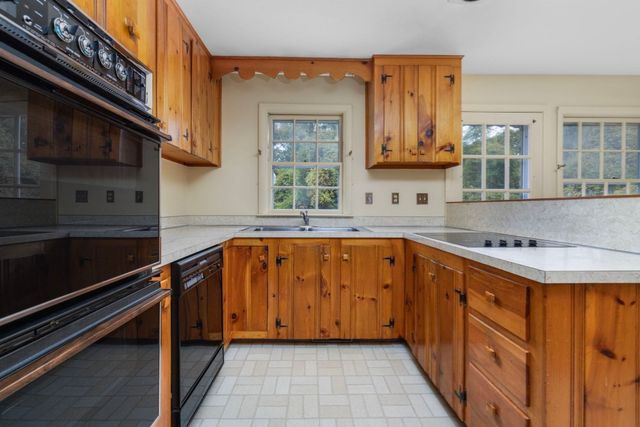 167 West Hawthorn Street, Dartmouth, MA 02747