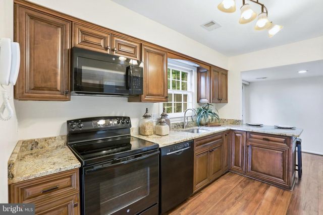 1301 CROSSTITCH DR, Herndon, VA 20170