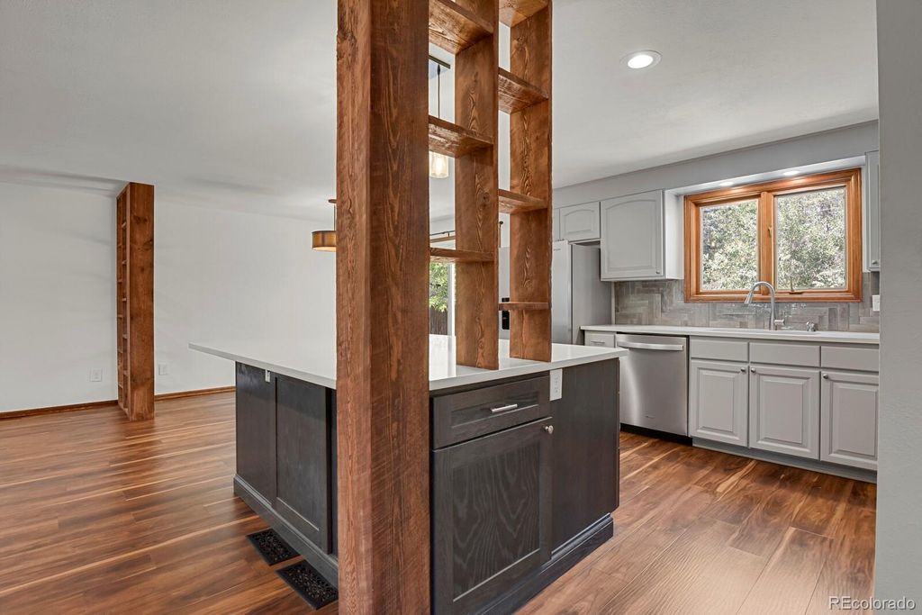 Image 11 of property listing at 1455 W Hinsdale Drive, Littleton, CO 80120