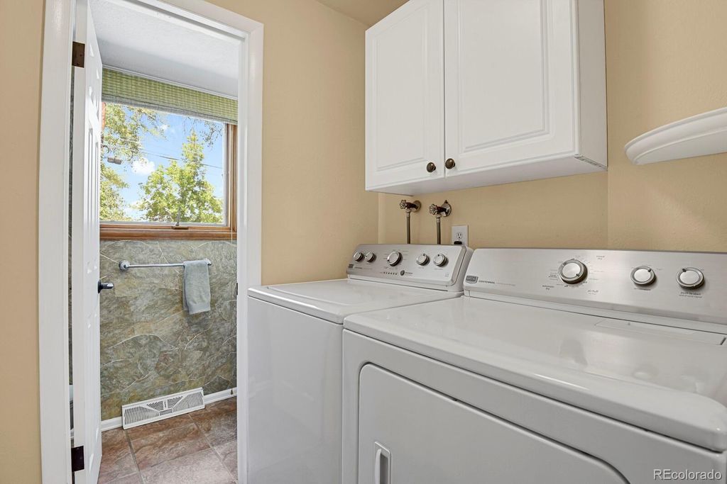 Image 12 of property listing at 1455 W Hinsdale Drive, Littleton, CO 80120