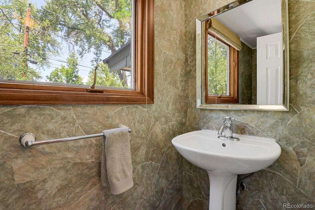 Image 13 of property listing at 1455 W Hinsdale Drive, Littleton, CO 80120