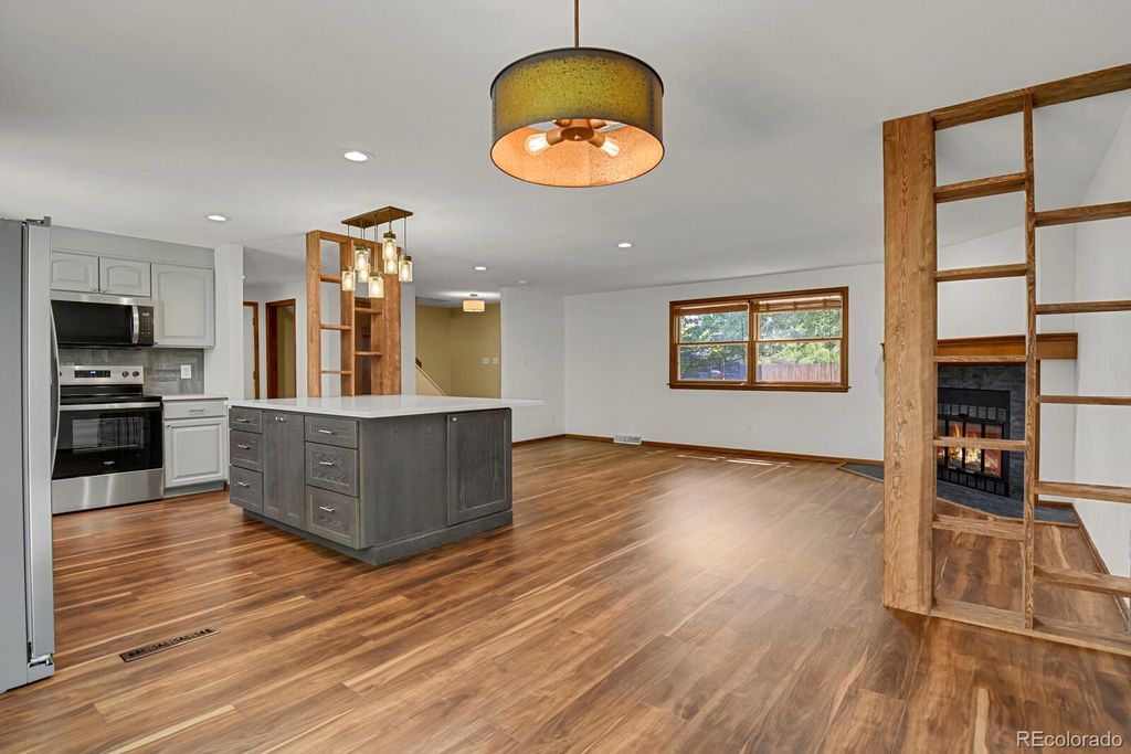 Image 7 of property listing at 1455 W Hinsdale Drive, Littleton, CO 80120