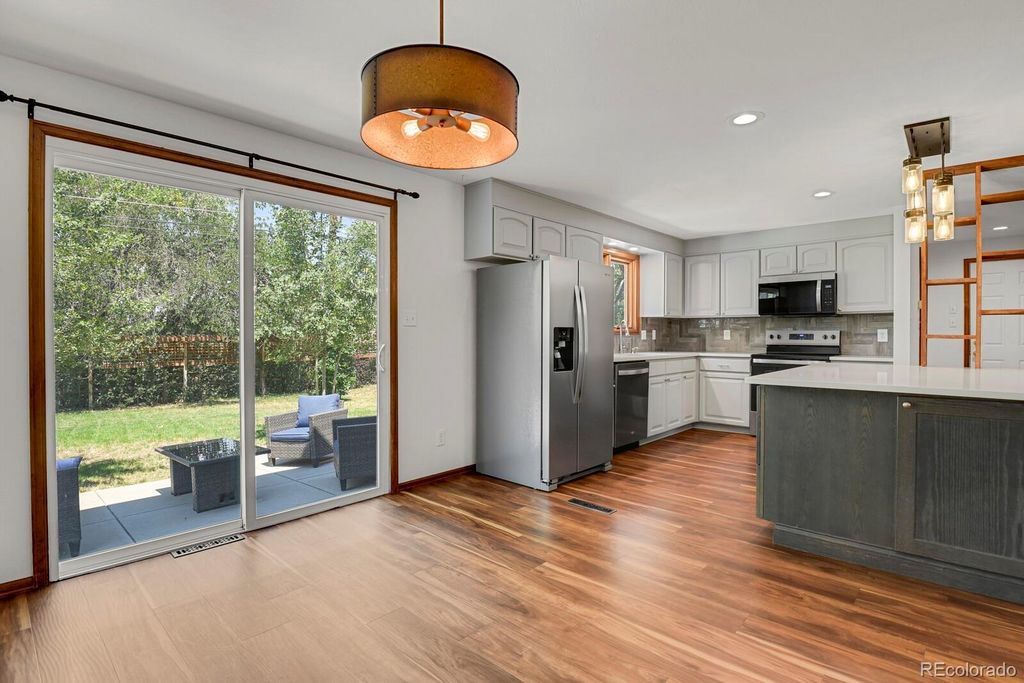 Image 8 of property listing at 1455 W Hinsdale Drive, Littleton, CO 80120