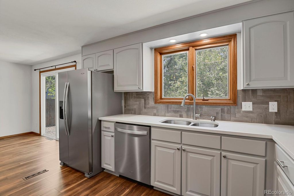 Image 10 of property listing at 1455 W Hinsdale Drive, Littleton, CO 80120