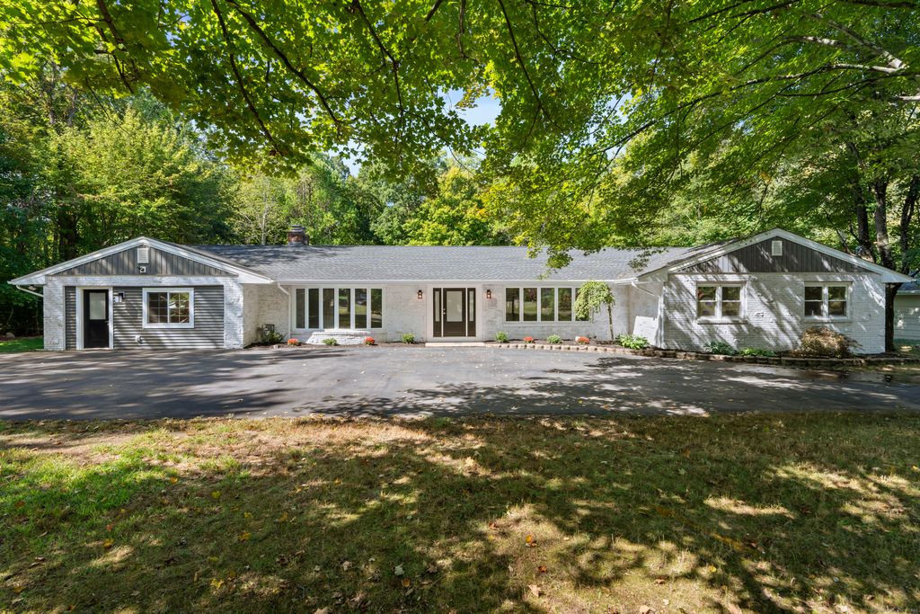21 Featherbed Lane, Branford, CT 06405