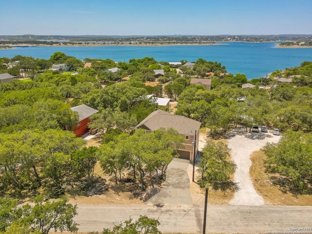 677 CIRCLEVIEW DR, Canyon Lake, TX 78133