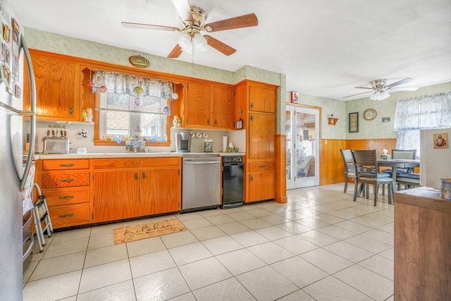 24 Sylvia St, Fairhaven, MA 02719