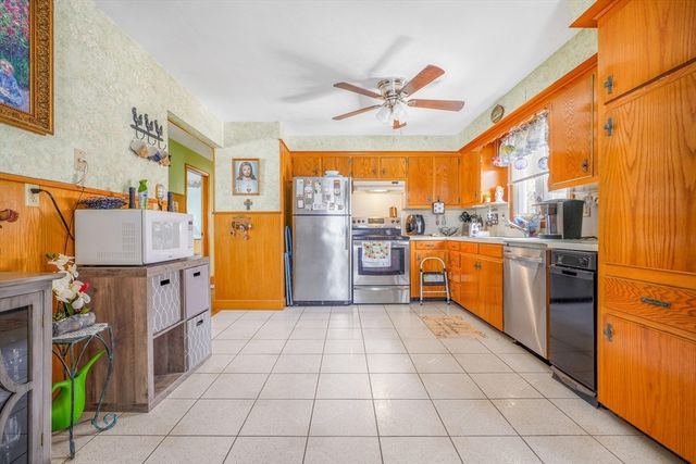 24 Sylvia St, Fairhaven, MA 02719