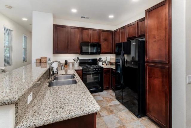 451 Avenida De La Luna, Vista, CA 92083